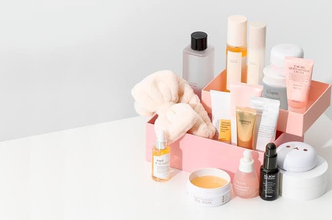 Rutina básica de skincare con productos de limpieza facial, hidratación y protección solar.