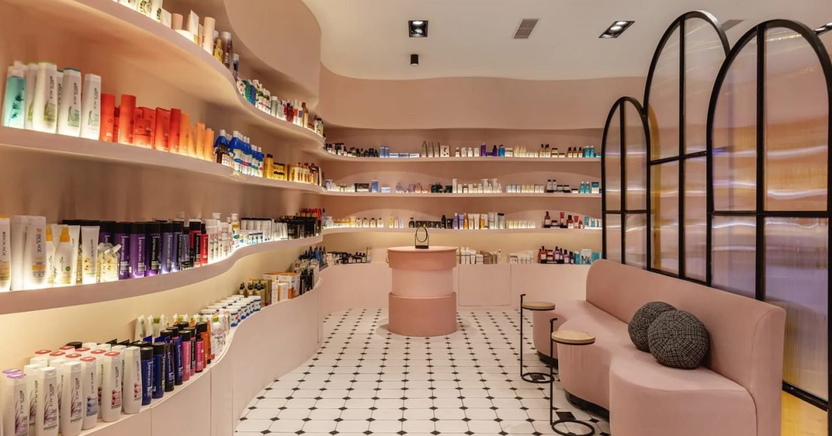 Selección de productos de belleza y cuidado personal en un espacio dedicado a emprendimientos locales.